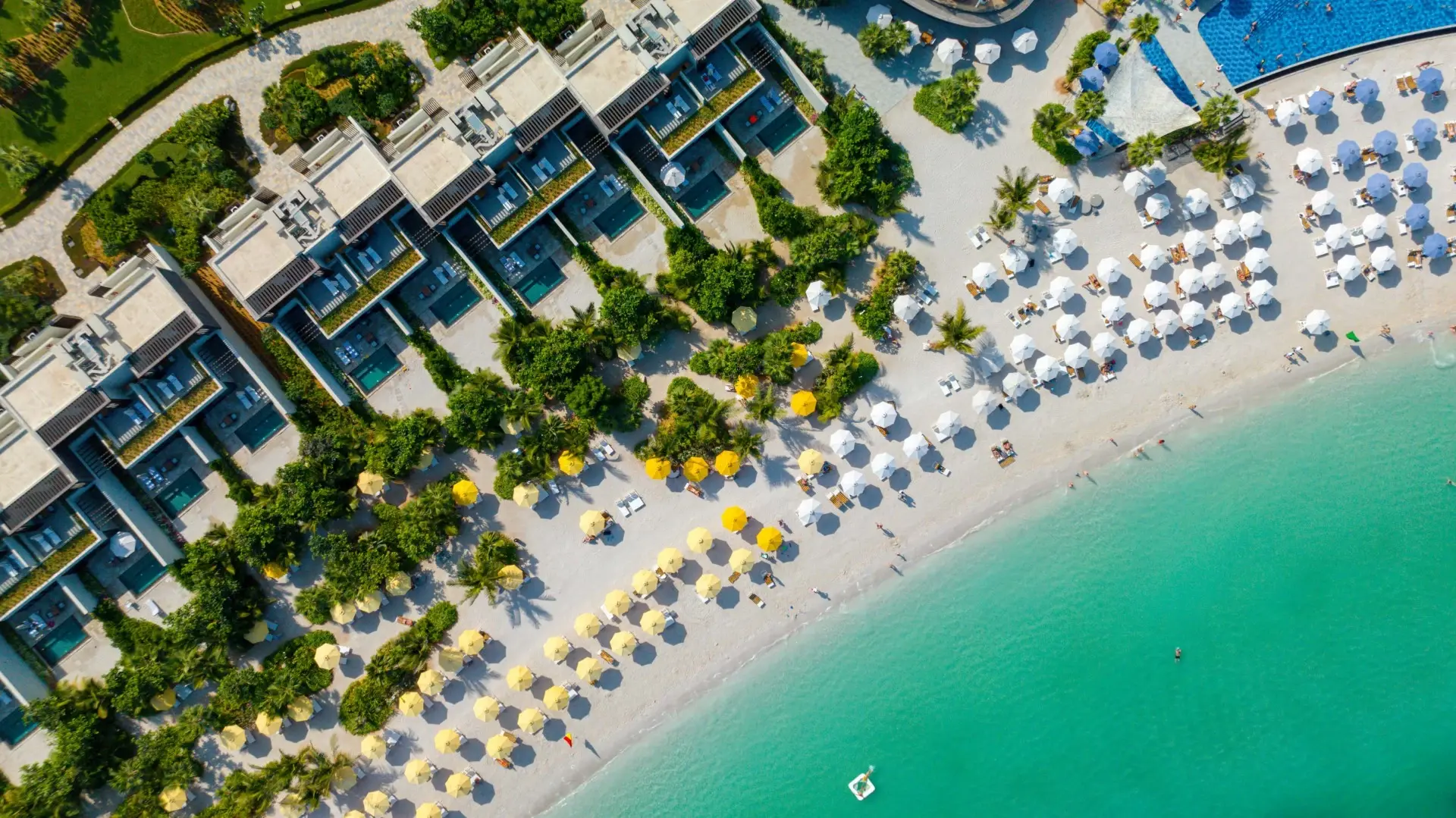 White sand and turquoise water on the Ras Al Khaimah coast
